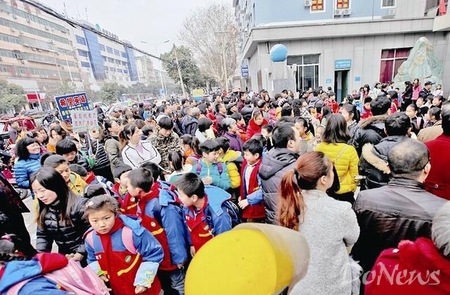 中国式接送孩子场景