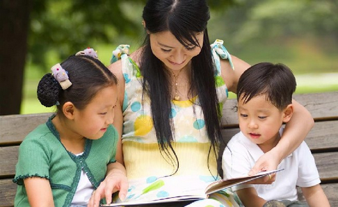 幼儿园老师与孩子在一起