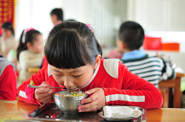 孩子在幼儿园吃饭.jpg