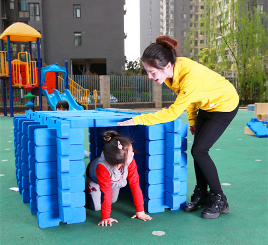 幼儿园老师与孩子一起玩耍